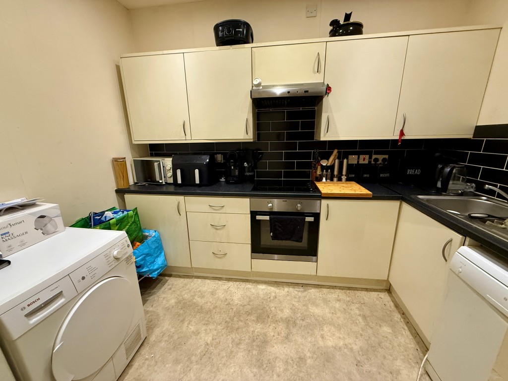 Lot: 223 - PAIR OF TWO-BEDROOM FLATS FOR INVESTMENT - Flat B Kitchen